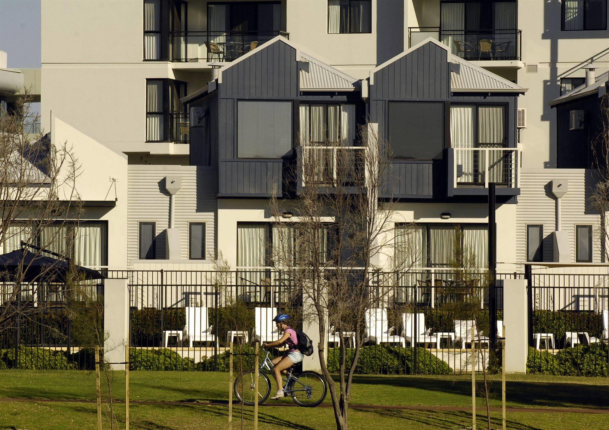 Assured Ascot Quays Apartment Hotel Perth Exteriör bild