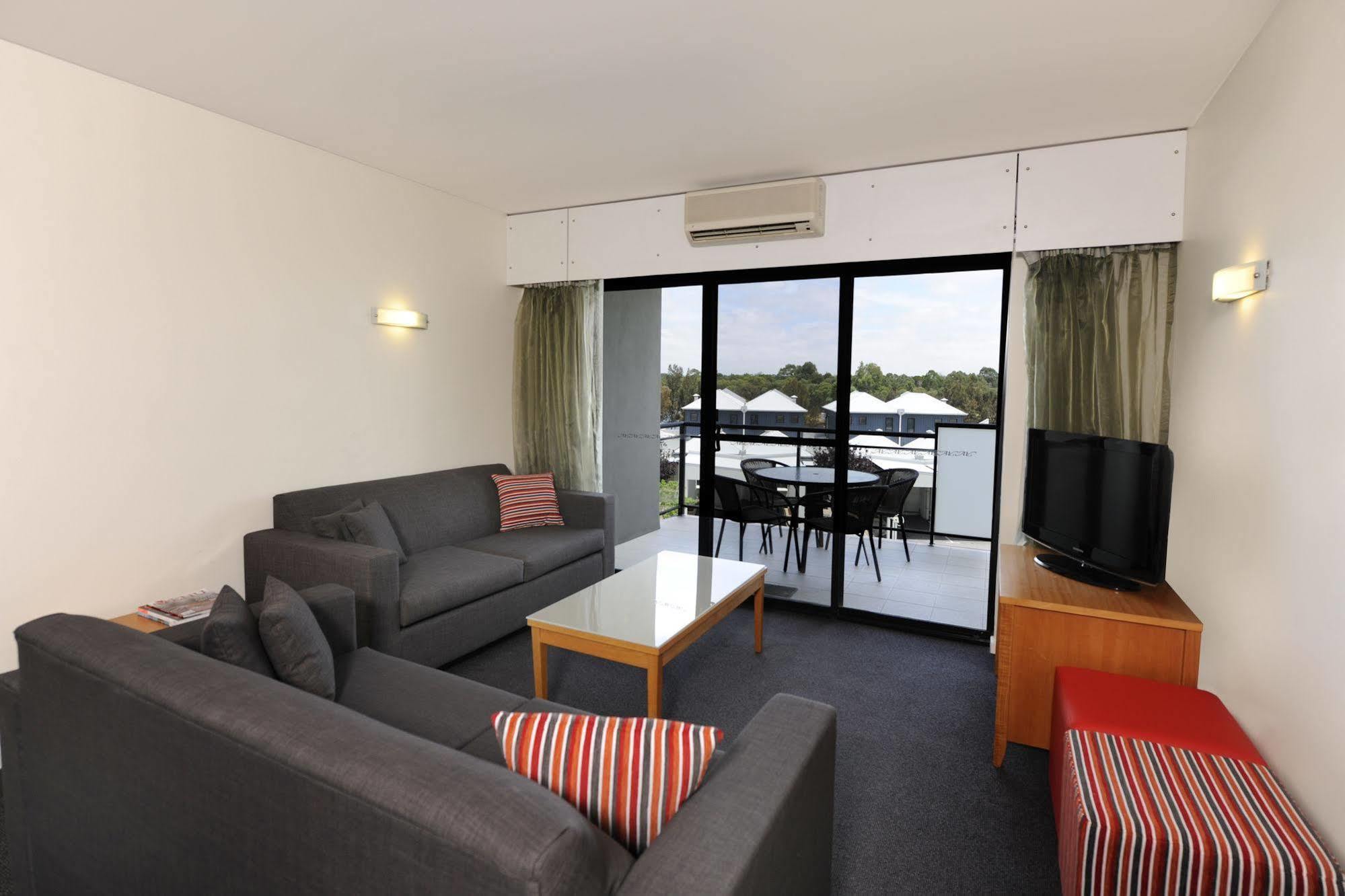 Assured Ascot Quays Apartment Hotel Perth Exteriör bild